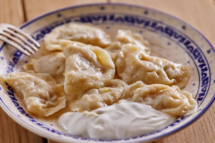 Jak zrobić ciasto do pierogów ruskich by było miękkie i elastyczne?