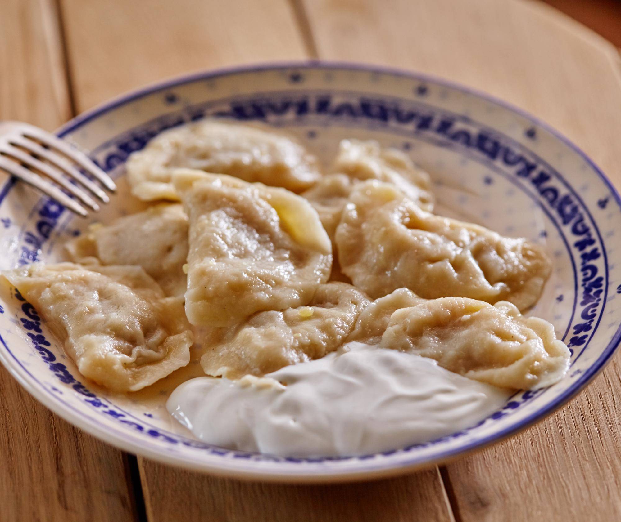 Jak zrobić ciasto do pierogów ruskich by było miękkie i elastyczne?