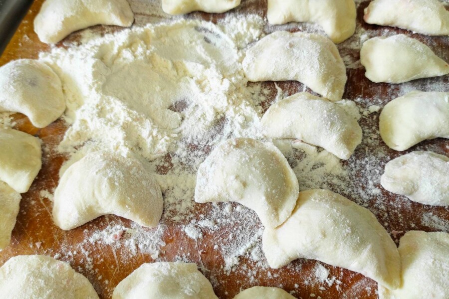 Jak zrobić elastyczne ciasto na pierogi, które nie pęka podczas lepienia?