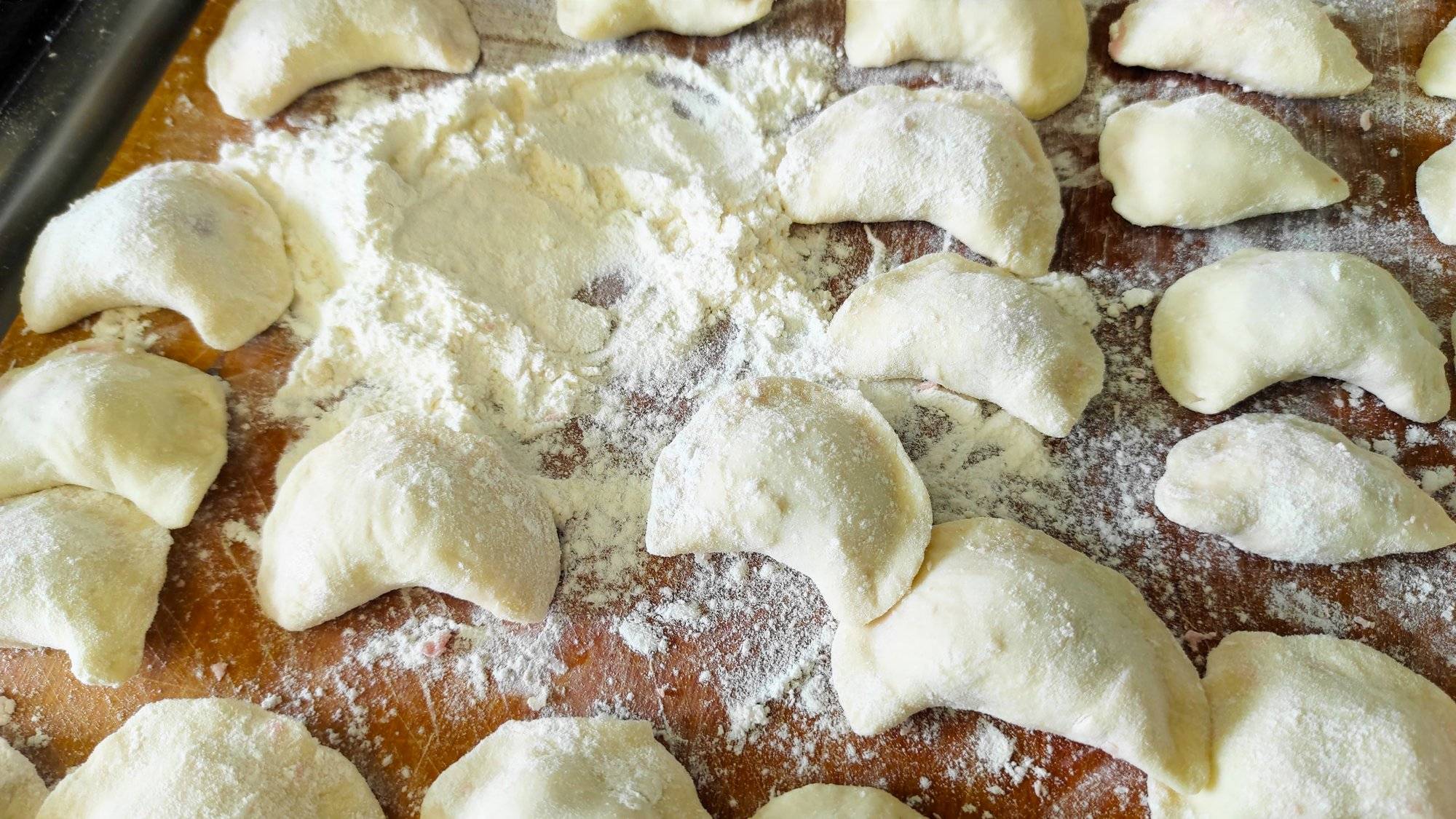 Jak zrobić elastyczne ciasto na pierogi, które nie pęka podczas lepienia?