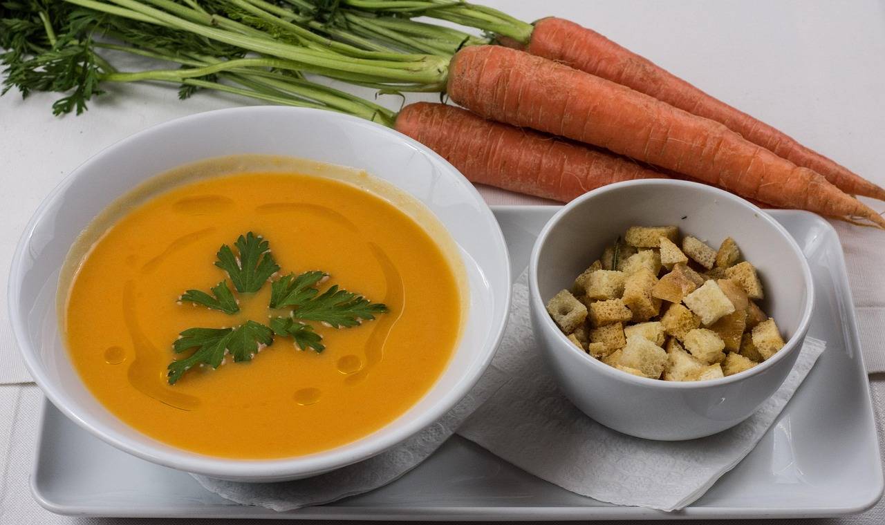 Jakie gotować zupy by zaskoczyć smakiem w codziennym menu?